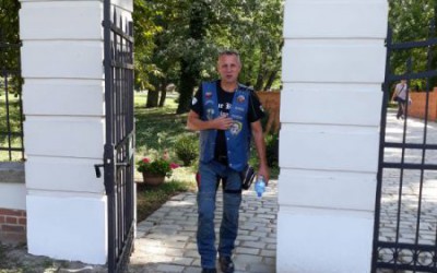 086